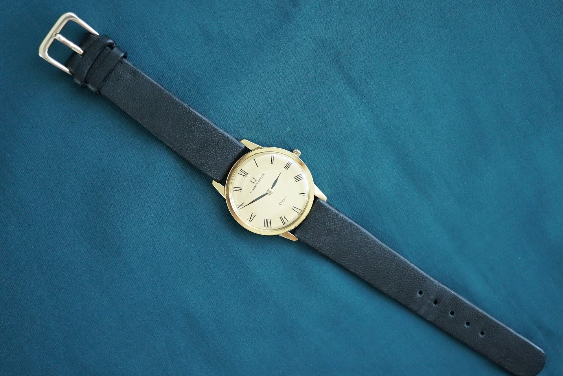 Universal Geneve Altesse Calatrava gold plate ref 542.101 from ca 1970
