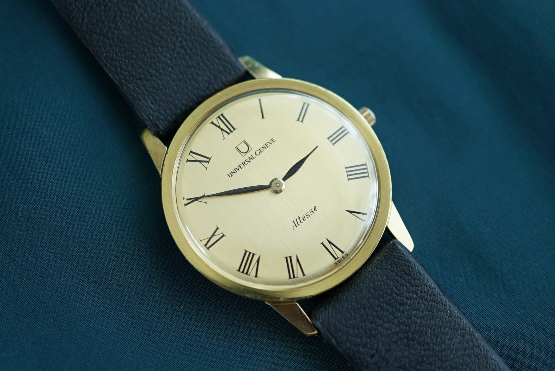 Universal Geneve Altesse Calatrava gold plate ref 542.101 from ca 1970