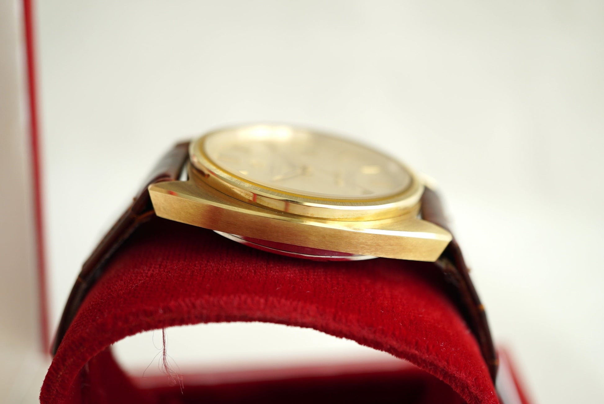 NOS Omega Constellation Gerald Genta C-case ref 168.0056 from 1971 - w Box